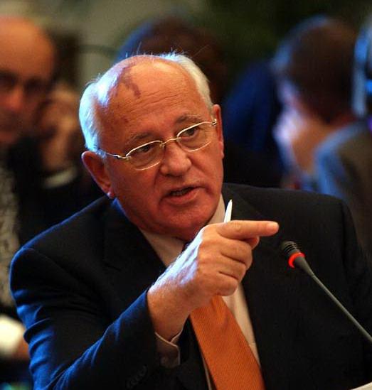 Americanii îl decorează pe Gorbaciov cu Medalia Libertăţii 