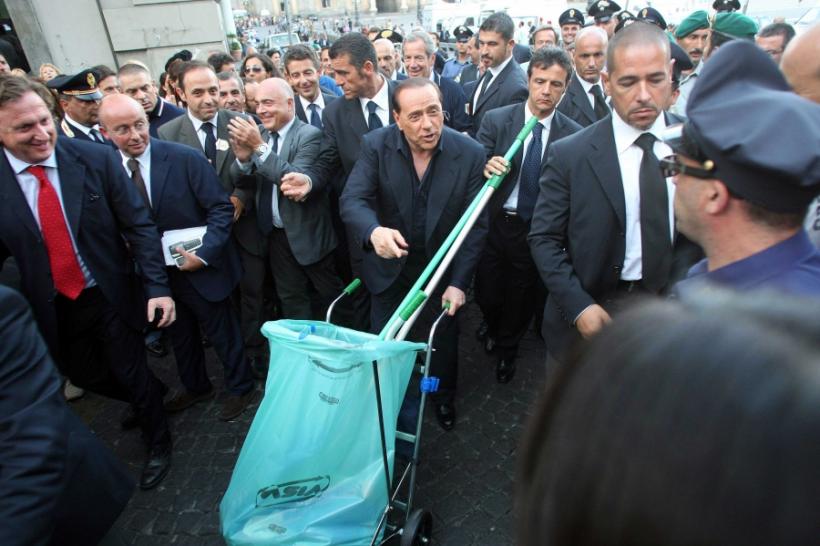 NAPOLI – Berlusconi ia lecţii de măturat de la ţiganii români
