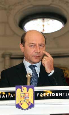   Războiul cu presa se mută la tribunal / Băsescu dă în judecată un ziarist de la Cotidianul