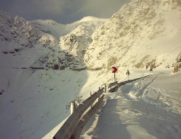 Atenţie turişti: Pe Transfăgărăşan avalanşele pot să vă surprindă! 