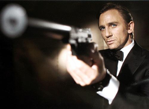 James Bond l-a trimis pe Daniel Craig pe masa de operaţie