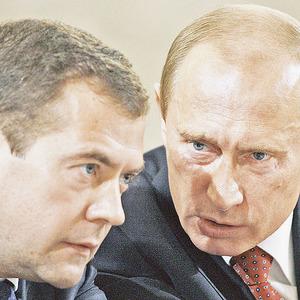 RUSIA /  Tandemul Medvedev – Putin pierde din popularitate