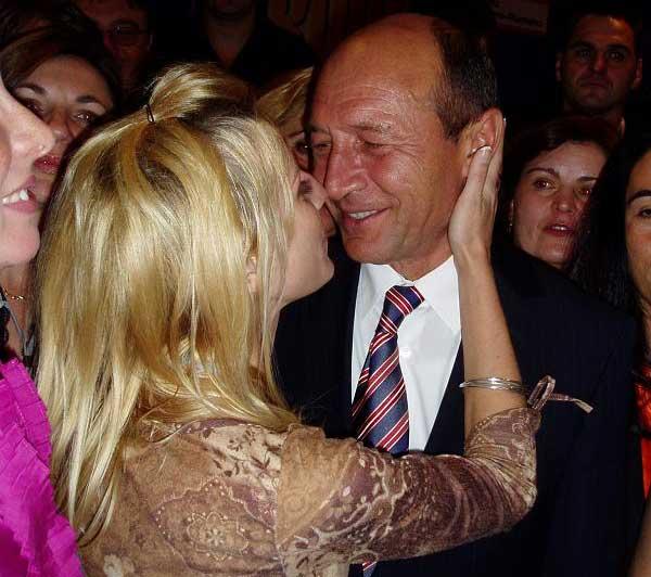 Basescu are lipici la blonde si-n Spania!
