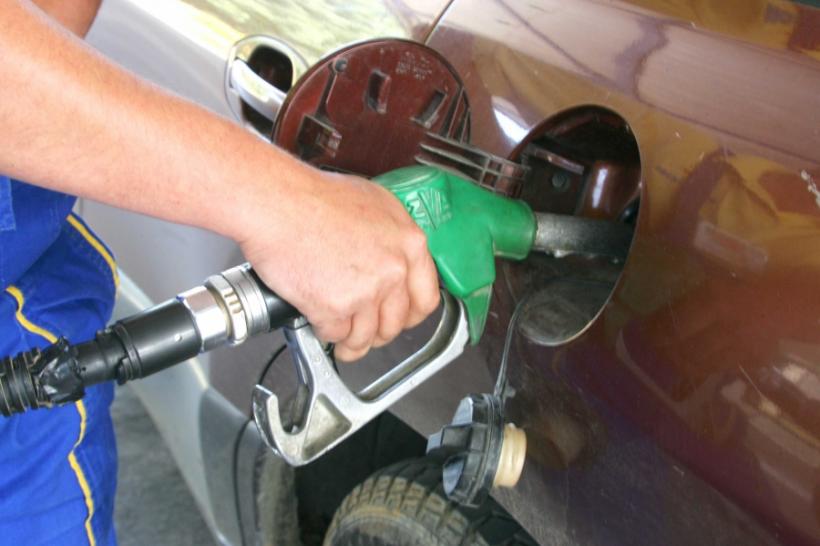 CARBURANŢI - Preţul benzinei este umflat artificial cu 17% 