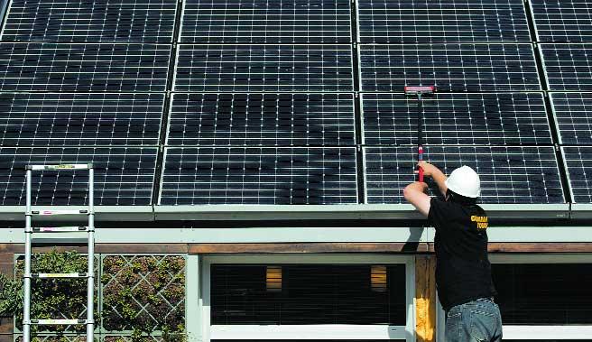 UNDE SE DUC BANII DIN TAXA AUTO - Statul subvenţionează panourile solare cu 90%