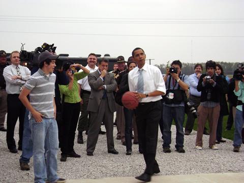 Barack Obama va juca baschet în timpul unui miting electoral