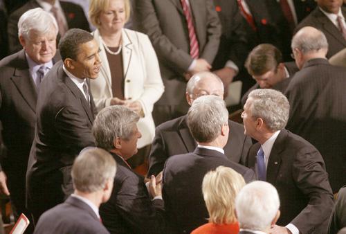 &Icirc;NTĂLNIRE INCOMODĂ - Obama şi Bush, la Casa Albă