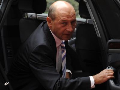 Băsescu propune suspendarea temporară a taxei auto   