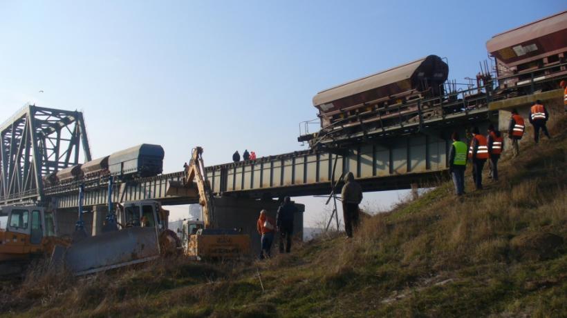 ACCIDENT CFR/Două vagoane cu calcar, jos de pe Podul Medgidia