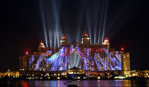 Dubaiul nu a auzit de criză! Mega-petrecere la inaugurarea unui hotel de 1,5 miliarde dolari! (VIDEO)