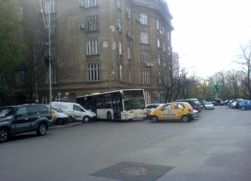 PE AICI NU SE TRECE! / Autobuz blocat de maşinile parcate