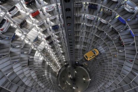 Volkswagen şi Porsche suspendă producţia 