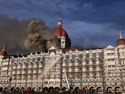 Ostatici, schimb de focuri şi explozii la hotelul Taj Mahal din Bombay