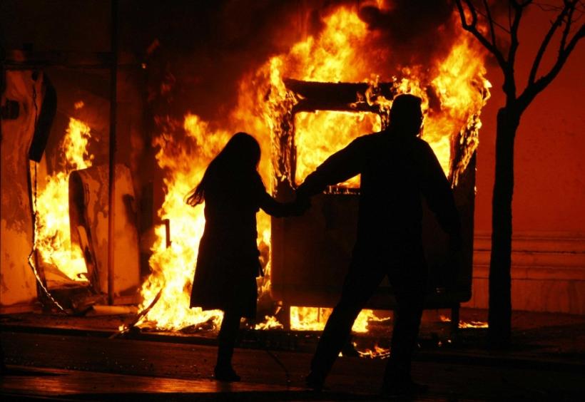 INCIDENT &Icirc;N EXARHIA / Oraşele greceşti "iau foc" / video