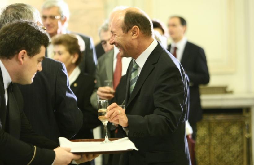 DE ZIUA LEGII FUNDAMENTALE/Băsescu îndeamnă la revizuire