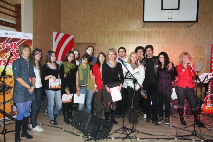 FOLK -  ACORDURI DE CHITARĂ &Icirc;MPLETITE CU POEZIE/Tineri şi liberi să cânte aici! 