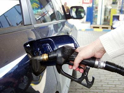 Petrom a redus preţul la benzină şi motorină cu 5, respectiv 6 bani pe litru