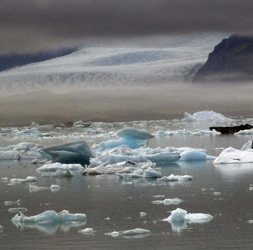 &Icirc;NCĂLZIREA GLOBALĂ/Miliarde de tone de gheaţă, topite la poli în ultimii ani