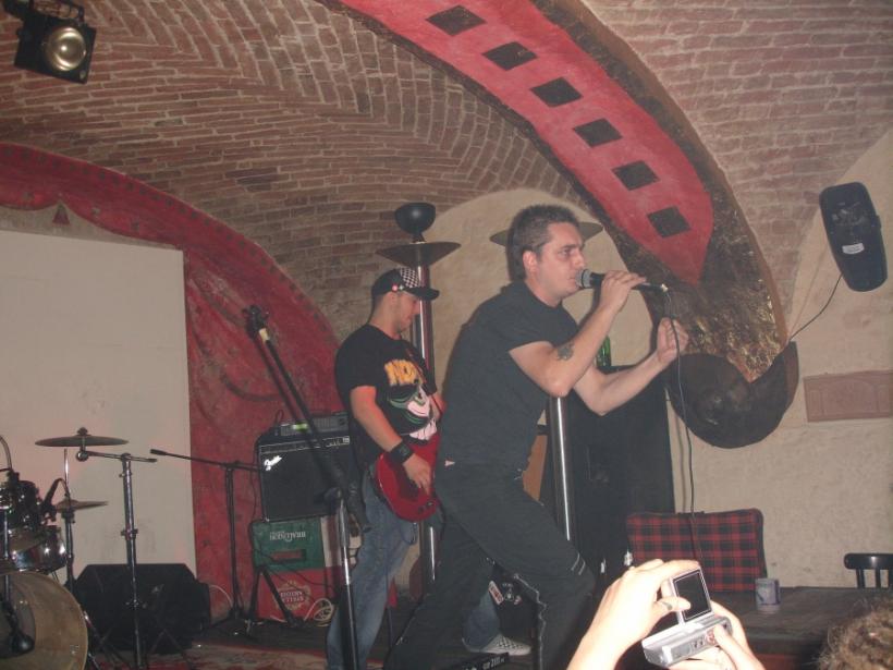 DE CRĂCIUN/Concert punk în Suburbia
