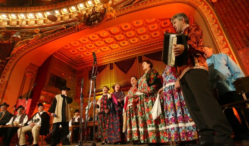 VATRA SATULUI, SĂRBĂTORITĂ LA ATENEU/Anul de glorie al creatorilor de muzică tradiţională
