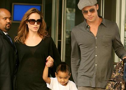 Angelina Jolie şi Brad Pitt, "căsătoriţi" de fiul lor, Maddox