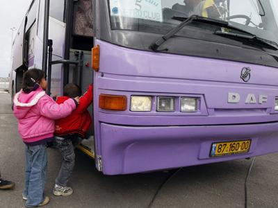 Primul autocar cu cetăţeni străini s-a întors în Gaza City, din cauza tirurilor cu rachete