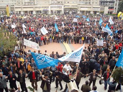Mii de angajaţi de la Dacia protestează la Mioveni