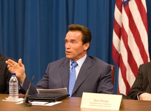 Schwarzenegger ameninţă cu concedierea a 10.000 de funcţionari