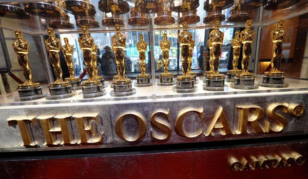 "Slumdog Millionaire", Kate Winslet şi Mickey Rourke, favoriţii caselor de pariuri la Oscaruri