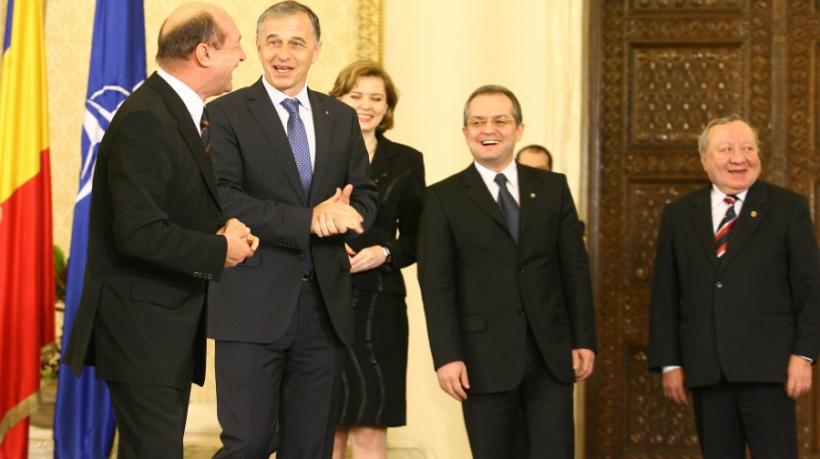 UN ŞEF PESTE DOUĂ PALATE ŞI DOUĂ SEDII/Băsescu dă ordine, coaliţia execută