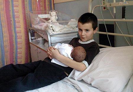 Băiatul care a devenit tată la 13 ani, mai bogat cu 100.000 de euro 