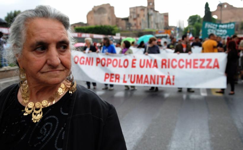 REACŢII LA PROPUNEREA JURNALULUI NAŢIONAL/De la rom la referendum