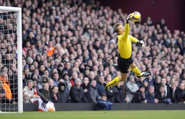 Van der Sar a primit gol după 1311 minute
