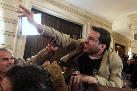 Jurnalistul irakian care a aruncat cu pantofi spre Bush, condamnat la trei ani de închisoare 