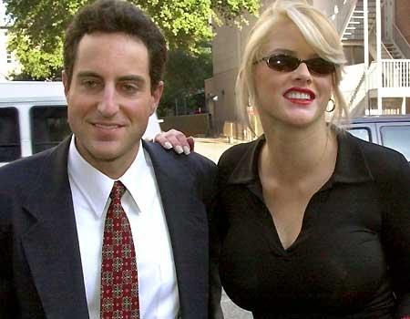 Iubitul şi medicii Annei Nicole Smith, acuzaţi că i-au furnizat acesteia droguri