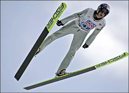 Gregor Schlierenzauer câştigă Cupa Mondială la sărituri cu schiurile