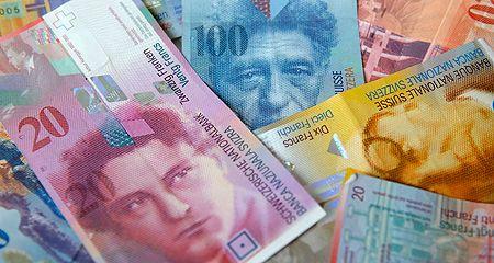 "Războiul valutelor": Elveţia îşi devalorizează francul