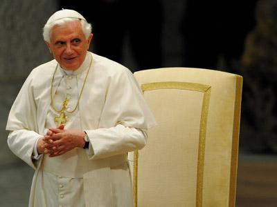 Papa Benedict al XVI-lea începe vizita în Africa 