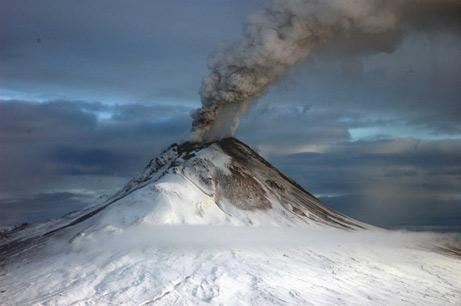 ALASKA / Vulcanul Redoubt a început să erupă