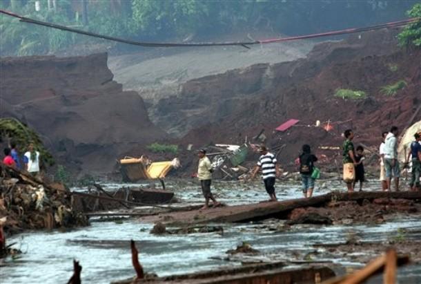 Peste 90 de morţi în urma ruperii digului de la Jakarta