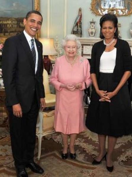 Altă gafă: Obama i-a făcut cadou reginei Marii Britanii un iPod