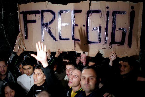 Free Gigi!! Susţinătorii lui Becali cer eliberarea latifundiarului, în faţa Tribunalului
