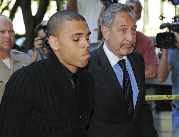 Chris Brown pledează nevinovat la acuzaţia de agresare a Rihannei