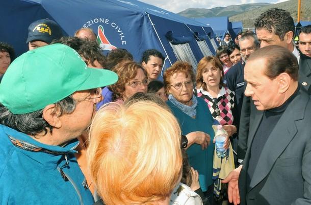 Sfatul lui Berlusconi pentru sinistraţi: Să-şi închipuie că sunt în camping