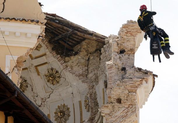 Italia, zguduită de două noi replici seismice puternice. Bilanţul a ajuns la 272 de morţi