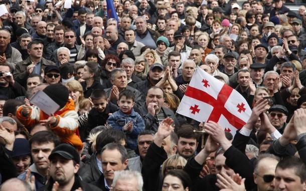 Proteste în Georgia. Zeci de mii de oameni cer demisia preşedintelui Saakaşvili
