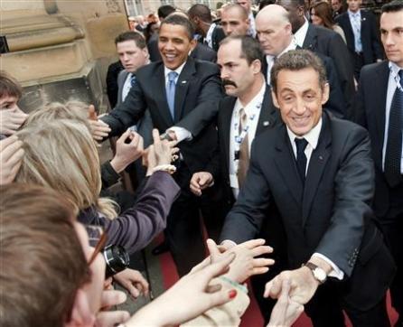 Sarkozy l-a încurajat pe Obama să accepte un sărut franţuzesc