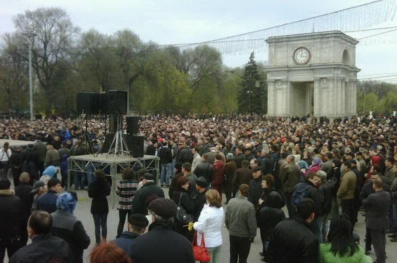Protestul de la Chişinău a luat sfârşit. Manifestanţii, somaţi să plece