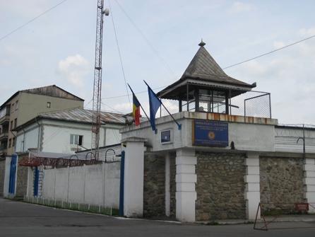 Gardienii Penitenciarului din Târgu-Jiu, pe mână cu infractorii