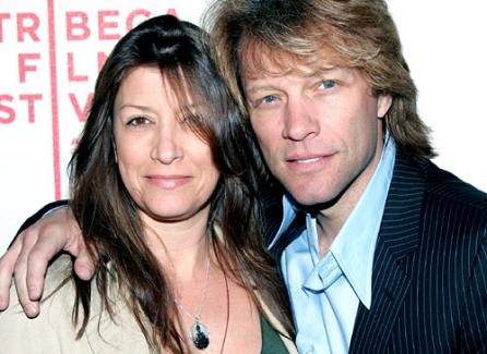 Jon Bon Jovi: Am un mariaj fericit pentru că îmi este frică de soţie!
